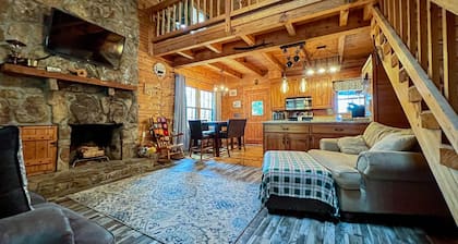 Spend Easter at Happy’s Hideaway- Fiber Wifi and Hot tub - Callaway Gardens