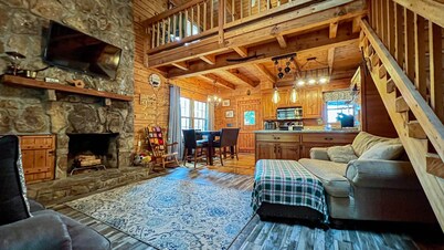 Spend Easter at Happy’s Hideaway- Fiber Wifi and Hot tub - Callaway Gardens