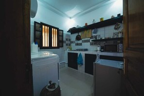 Kühlschrank, Herdplatte, Wasserkocher, Kochgeschirr/Geschirr/Besteck