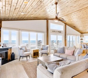 Fernseher, Kamin, Tischfußball