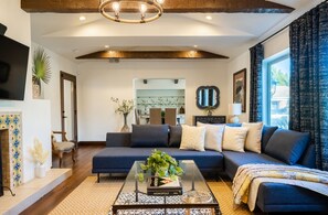 Smart TV, table tennis