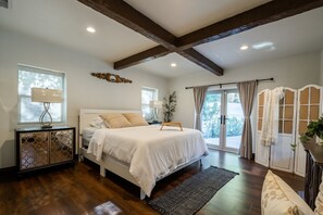 4 bedrooms, desk, iron/ironing board, travel crib