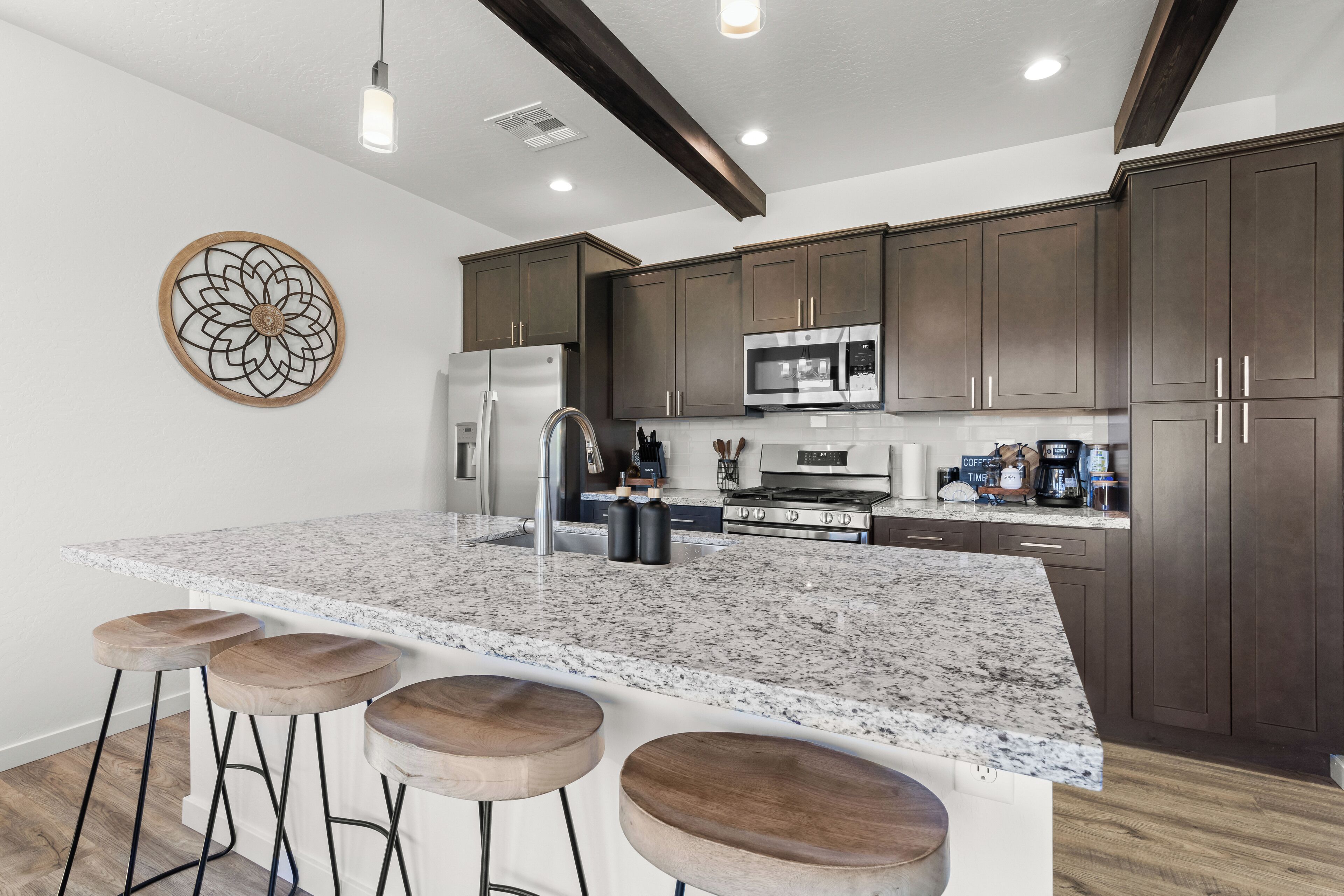 Refrigerador, microondas, horno y parrilla de estufa 