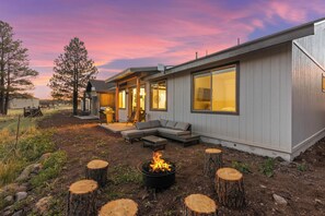 Terrace/patio - Grand Canyon Brand New Home with AC. Near Golf Course, Lake & Bearizona (Williams)