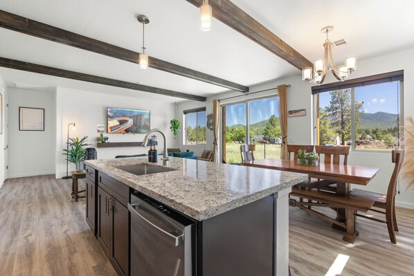 Interior - Grand Canyon Brand New Home with AC. Near Golf Course, Lake & Bearizona (Williams)