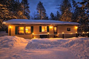 Exterior - Lakefront Cabin on the trails in St.Ignace (Chain Lake Hideaway) (Saint Ignace)