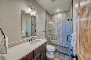 Chuveiro, secador de cabelo, toalhas de banho, sabonete