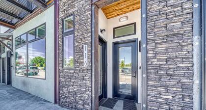 Mountain Mod- dog friendly, new condo