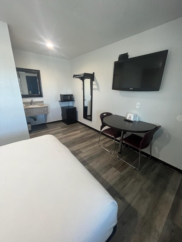 1 bedroom, desk, free WiFi, bed sheets