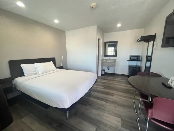 1 bedroom, desk, free WiFi, bed sheets - High Desert Inn (Hesperia)