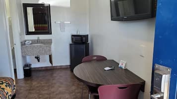 1 dormitorio, escritorio, wifi gratis y ropa de cama