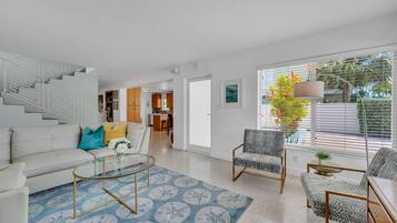 Una Smart TV, libros, un reproductor estéreo