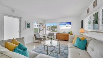 Smart TV, books, stereo