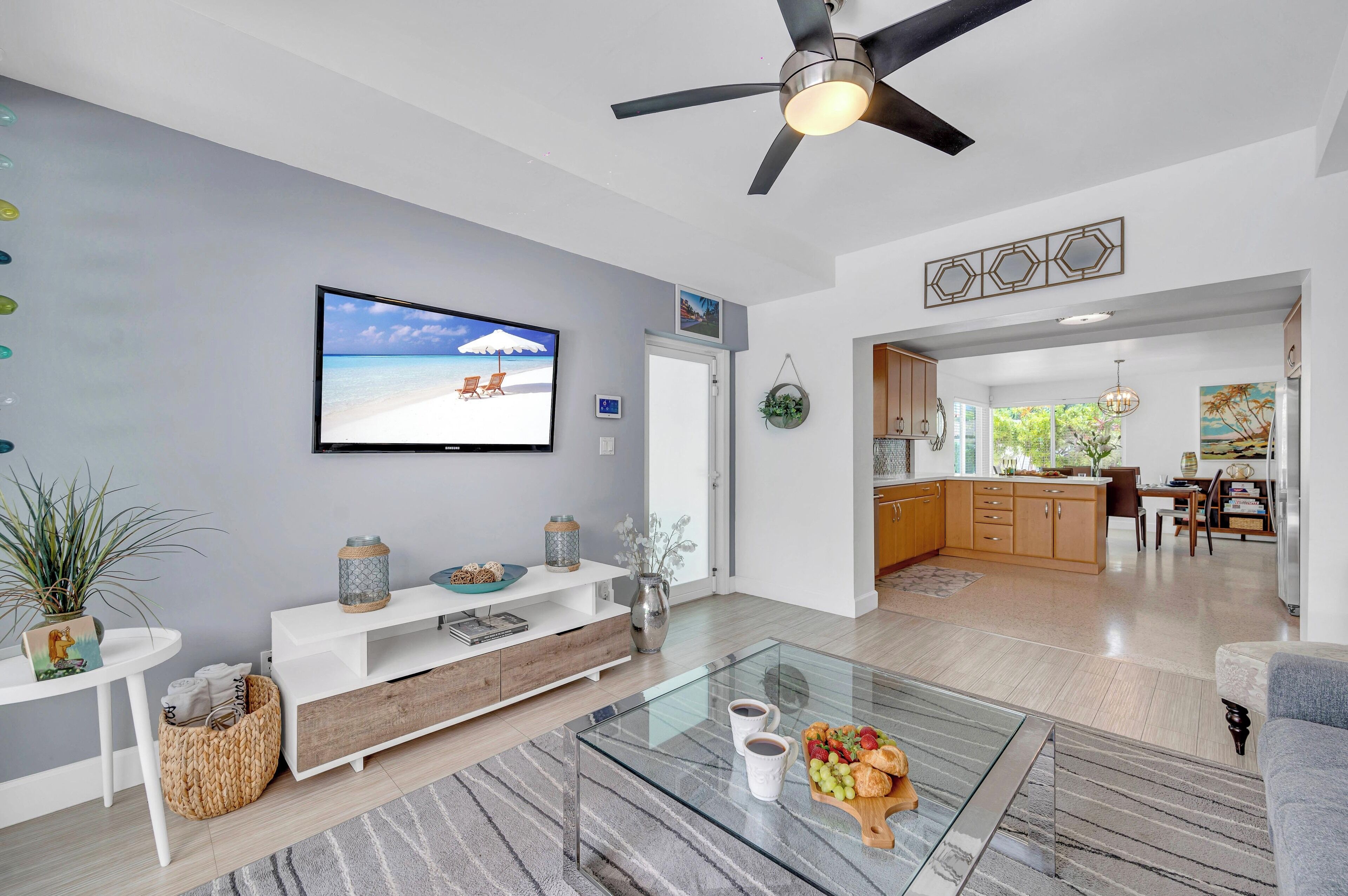 Smart TV, books, stereo