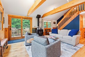 Smart TV, books - MooseHoek | Sandy Beach and Gorgeous Sunsets on Mooselookneguntic Lake (Rangeley)