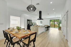 Dining - FIFA Perfect | Radiance: Modern Design & Poolside Escape (Miami)