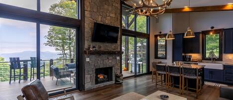 Tv, eldstad, böcker och en stereo