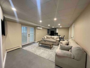 Smart-TV, Kamin, Tischtennisplatte, Bücher