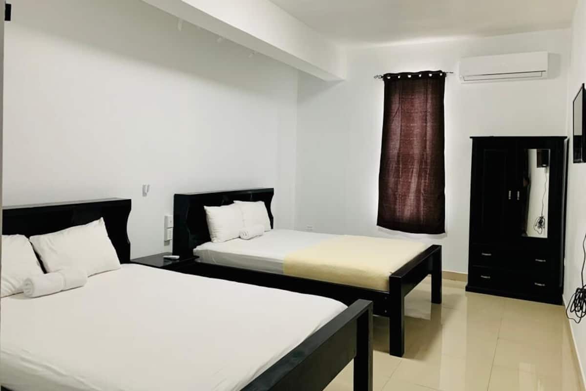 1 habitación, sistema de insonorización y tabla de planchar con plancha
