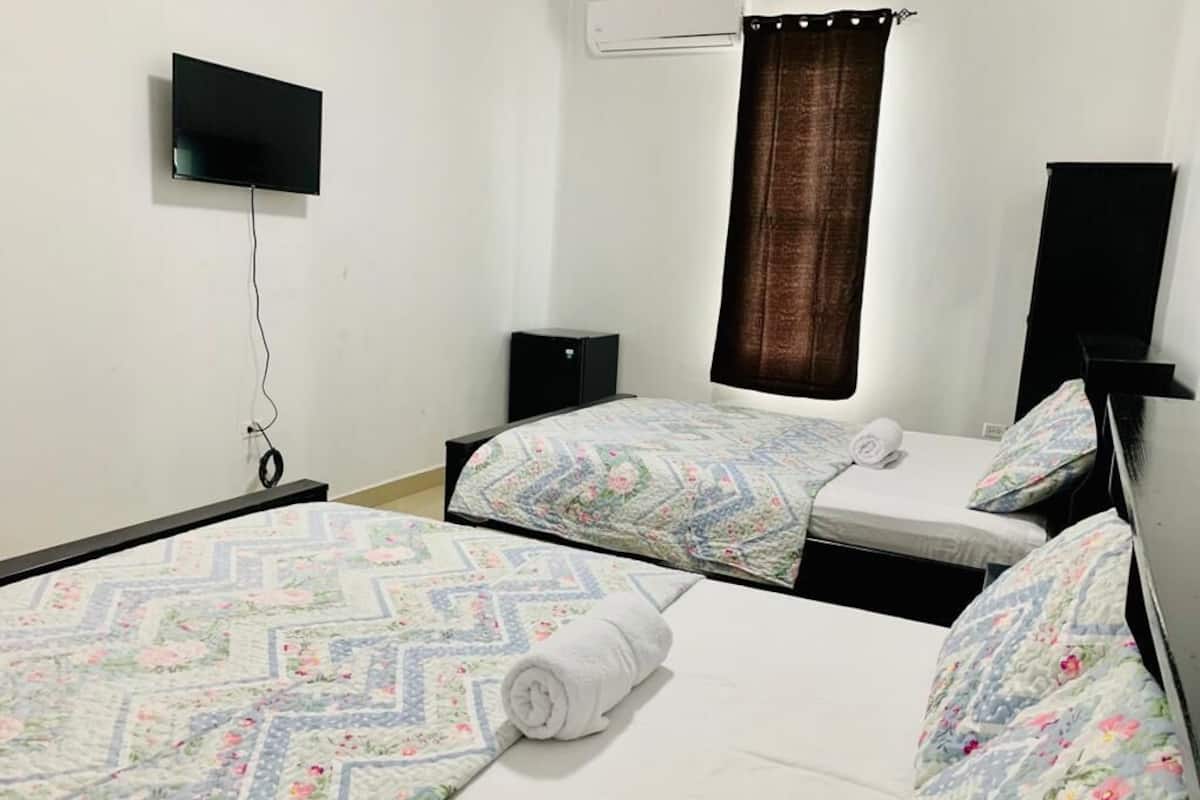 1 habitación, sistema de insonorización y tabla de planchar con plancha