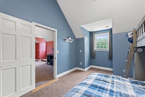 3 bedrooms, desk, WiFi, bed sheets