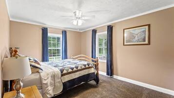 3 bedrooms, desk, WiFi, bed sheets