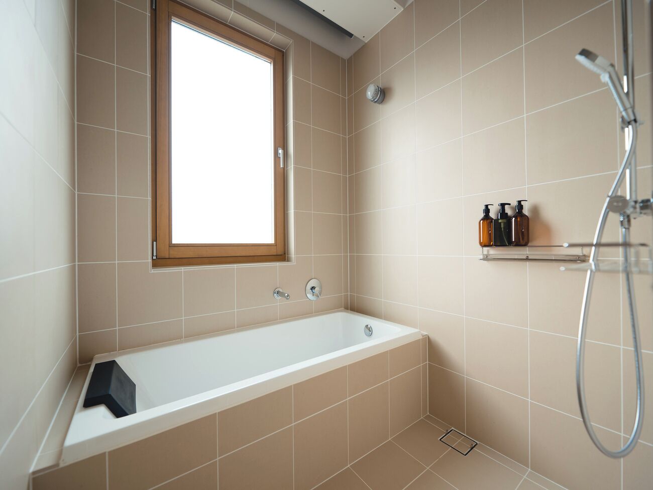 Suite Room, Non Smoking | Bathroom | Free toiletries, hair dryer, slippers, bidet
