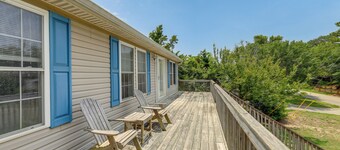 Coastal Emerald Isle Retreat w/ Deck & Grill!