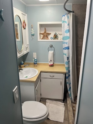 Doccia, asciugacapelli, asciugamani, sapone