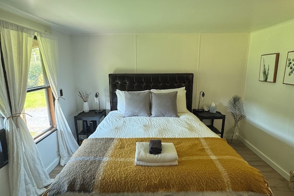 2 soverom, skrivebord, strykejern/-brett og wi-fi (inkludert)