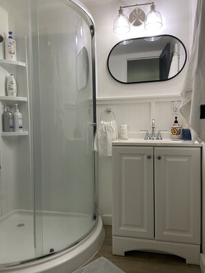 Een douche, een haardroger, handdoeken, zeep