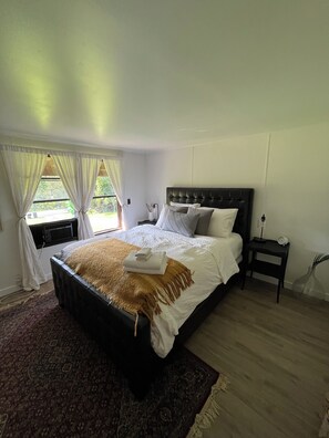 2 makuuhuonetta, työpöytä, silitysrauta/-lauta, ilmainen Wi-Fi