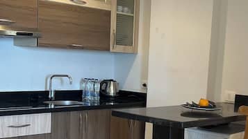 Kühlschrank, Mikrowelle, Herdplatte, Wasserkocher mit Kaffee-/Teezubehör