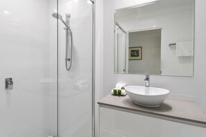 Hair dryer, towels - Unit 18 - 3 Bedroom Waterfront (Noosa)