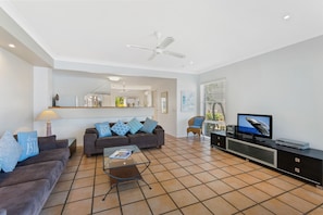 TV - Unit 18 - 3 Bedroom Waterfront (Noosa)