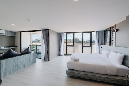 Escritorio, wifi gratis y ropa de cama