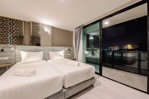 Standard-Zweibettzimmer, Flussblick | Schreibtisch, kostenloses WLAN, Bettwäsche