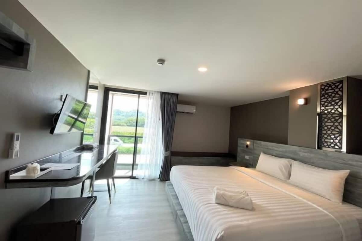 Desk, free WiFi, bed sheets