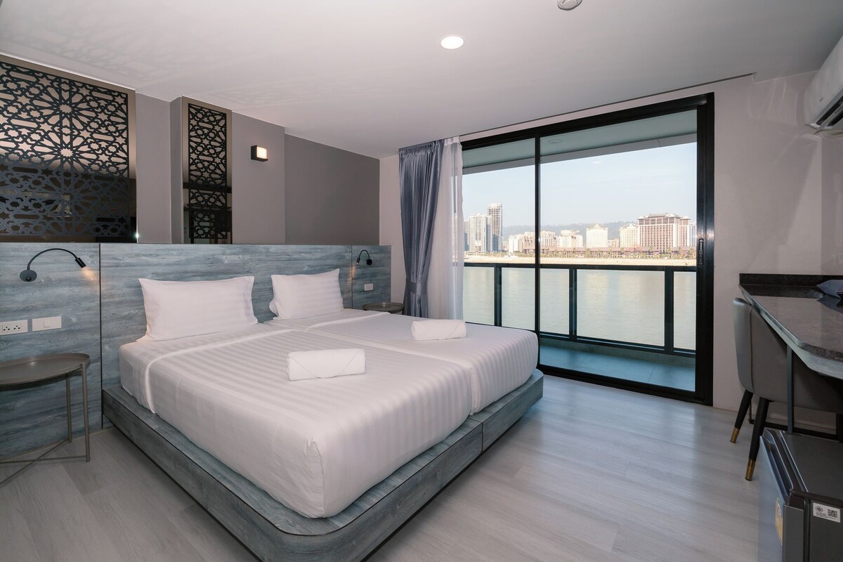 Standard-Zweibettzimmer, Flussblick | Schreibtisch, kostenloses WLAN, Bettwäsche