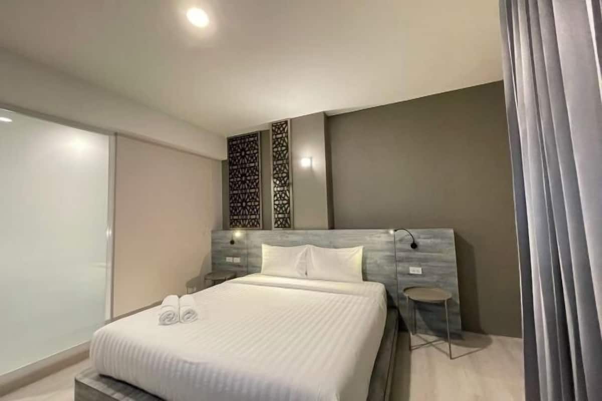 Desk, free WiFi, bed sheets