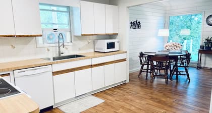 Cozy little lake cottage on Buck Lake!