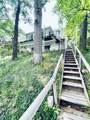 Cozy little lake cottage on Buck Lake! 