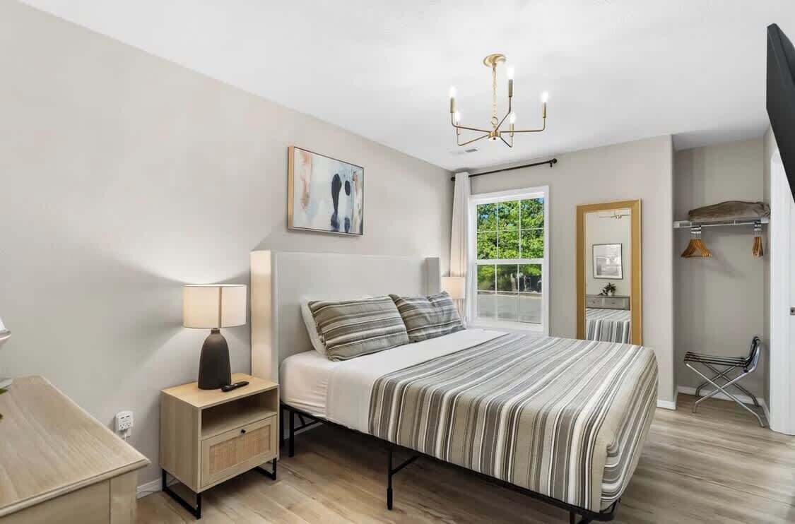 4 bedrooms, iron/ironing board, free WiFi, bed sheets