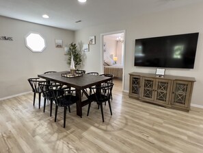 Dining - Pools-Boat Slip Rental at Indian Point Marina-Table Rock Lake-Silver Dollar City (Branson)
