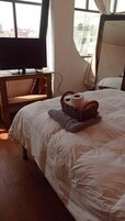 Tabla de planchar con plancha, wifi gratis y ropa de cama
