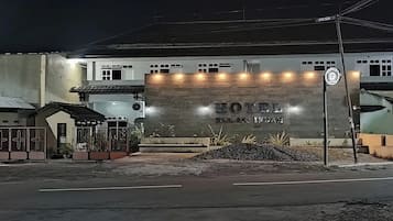 Bagian depan properti - sore/malam