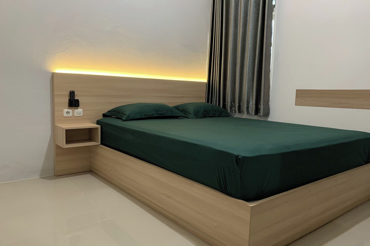 Desk, WiFi (free), bed sheets