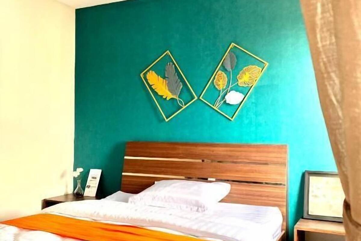 Desk, free WiFi, bed sheets