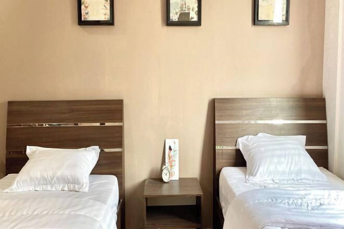 Desk, soundproofing, free WiFi, bed sheets