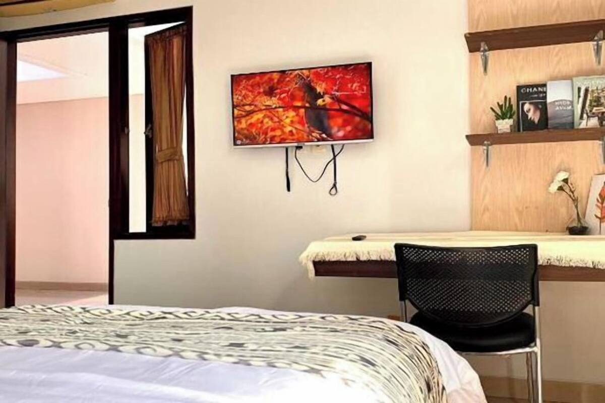 Desk, soundproofing, free WiFi, bed sheets
